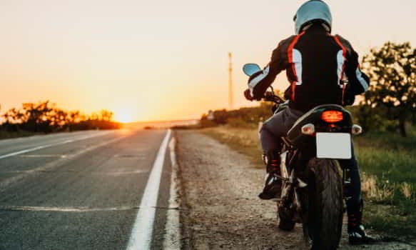 ¿Cuántas placas de matrícula debe llevar una motocicleta?
