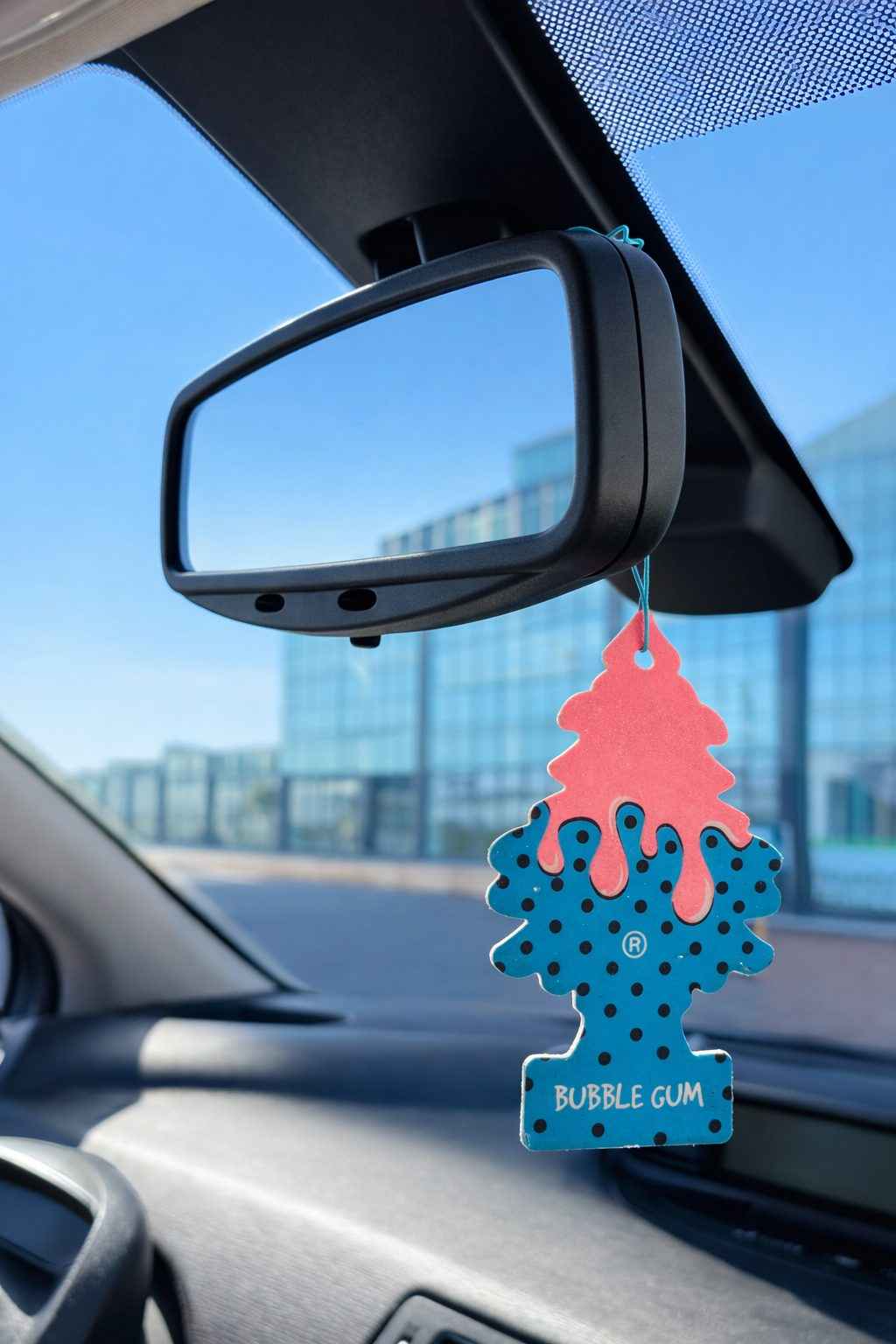 Ambientador de coche tipo árbol · Aromas: Pino, Vainilla, Limón, Fresa y más