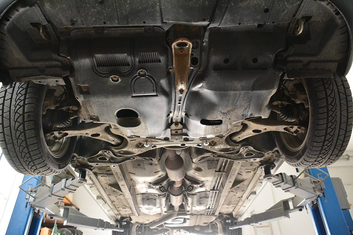 Cubre cárter metálico Toyota Avensis (2003-2008) a medida