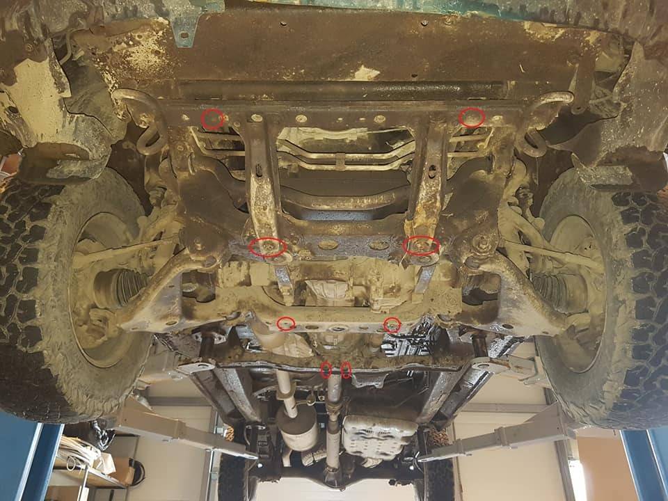 Cubre cárter metálico Toyota Hilux (2004-2015) a medida